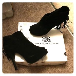 Rock & Republic suede ankle boots with tassels